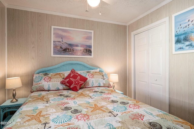 bedroom featuring ornamental molding, a textured ceiling, ceiling fan, and a closet