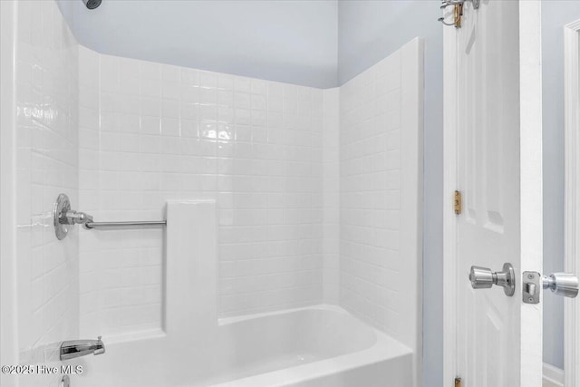 bathroom with tub / shower combination