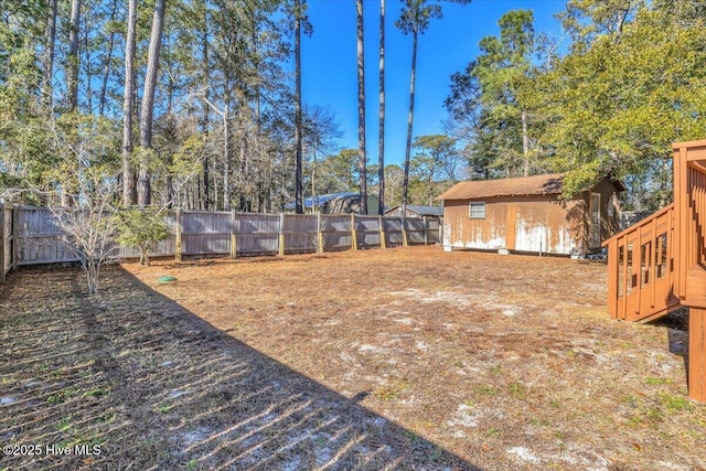 view of yard with an outdoor structure