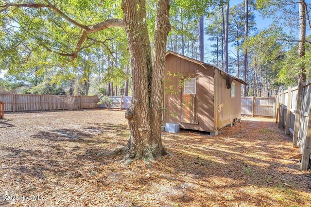 view of yard with a shed