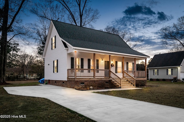 view of front of home featuring a porch and a lawn