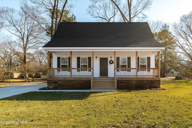 view of front facade featuring a porch and a front yard