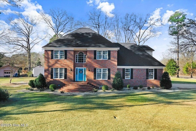 view of front of property featuring a front lawn