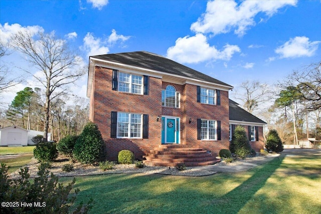 colonial inspired home featuring a front yard