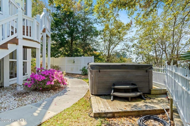 view of yard featuring a hot tub