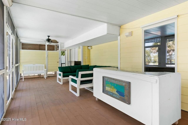 sunroom with ceiling fan