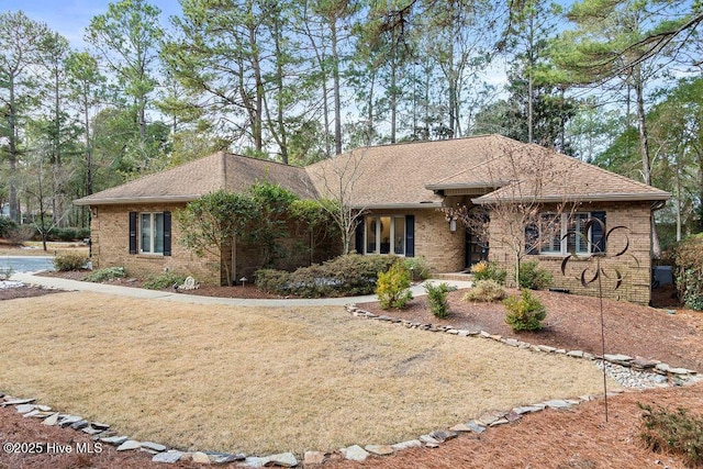 view of front of property featuring a front yard