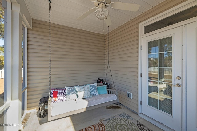 sunroom with ceiling fan