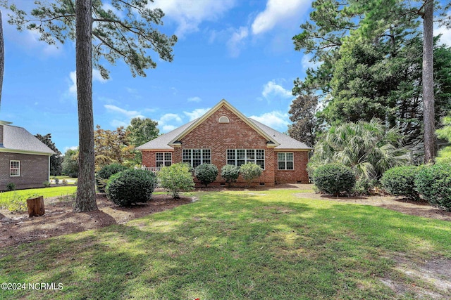 view of front of home featuring a front yard