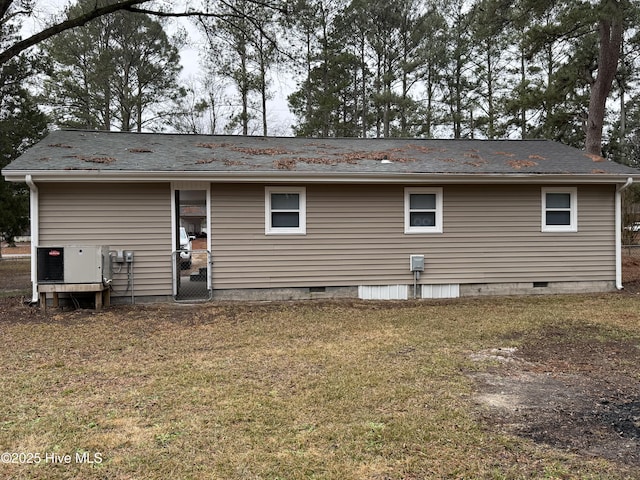 back of house featuring a yard