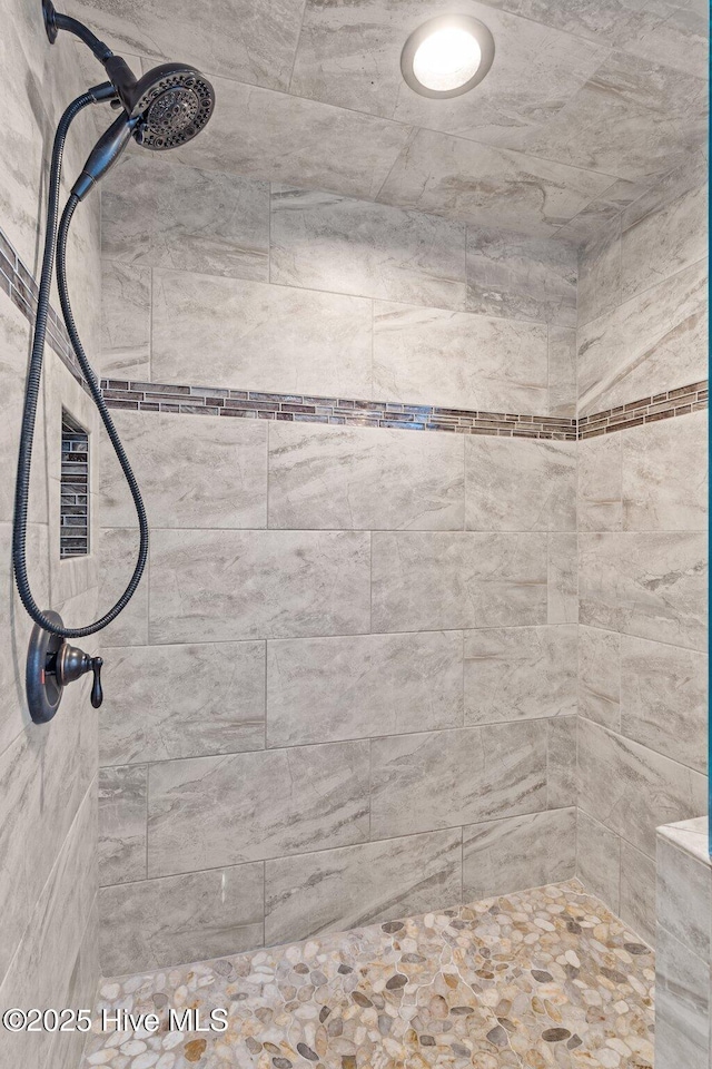 bathroom featuring tiled shower