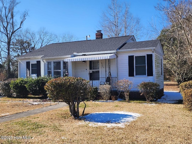 view of front of house with a front lawn