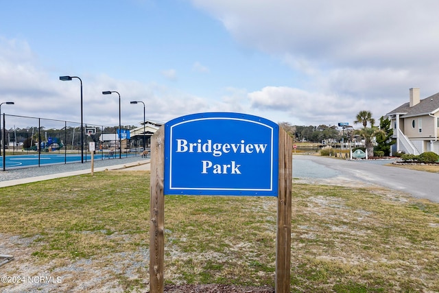 community sign featuring fence and a yard