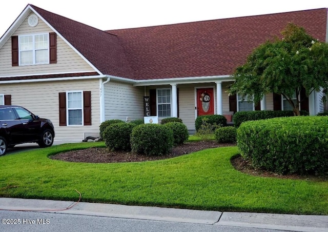 view of front of home featuring a front lawn and roof with shingles