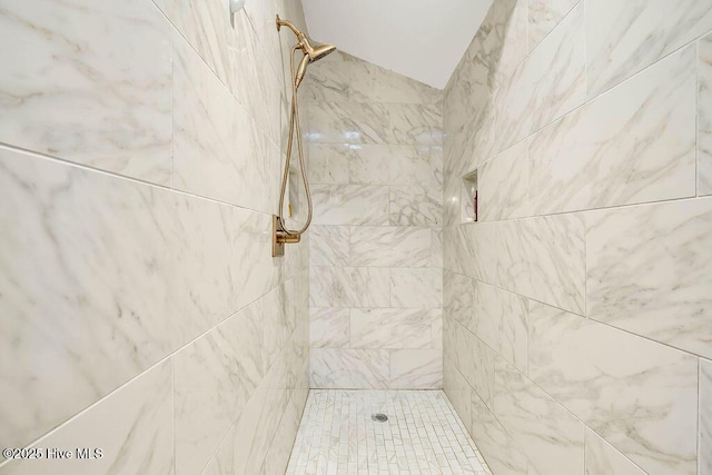 bathroom featuring a tile shower