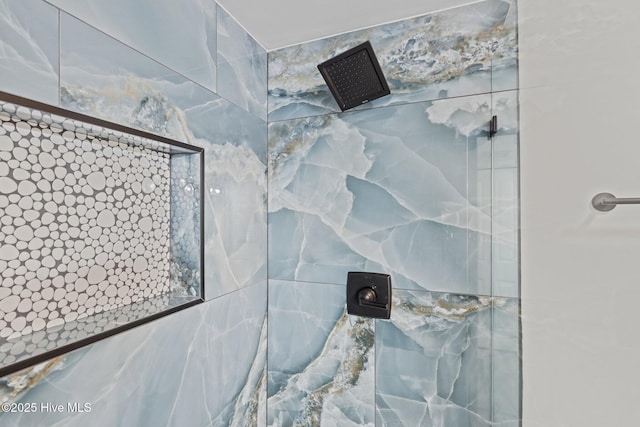 bathroom featuring a tile shower