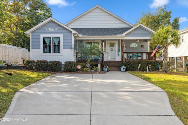 view of front of property featuring covered porch and a front lawn