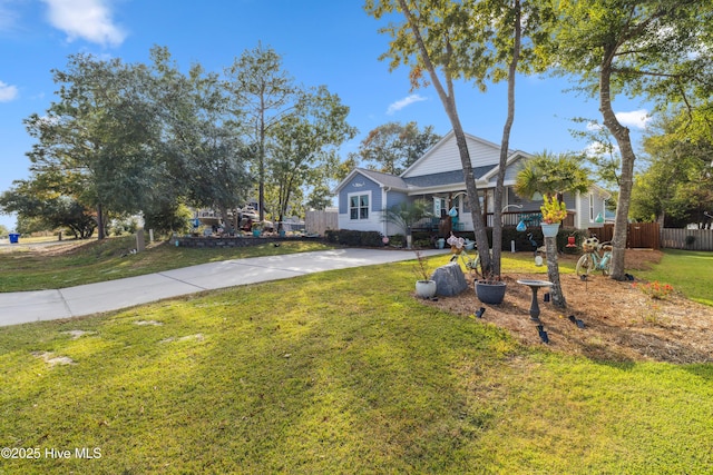 view of front of home featuring a front yard