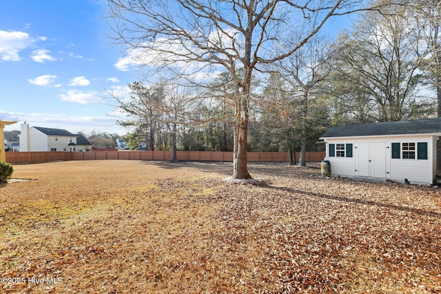 view of yard featuring an outdoor structure