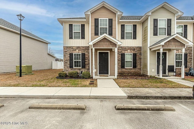 view of front of home featuring a front yard