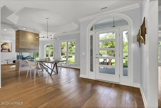 entryway featuring crown molding, visible vents, and baseboards