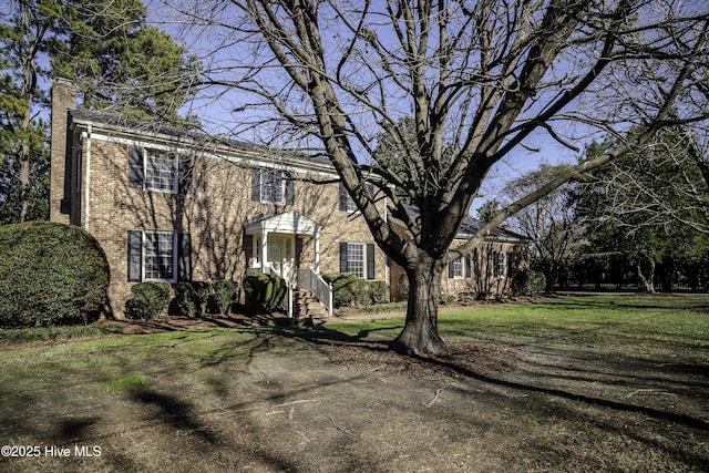 colonial inspired home featuring a front yard