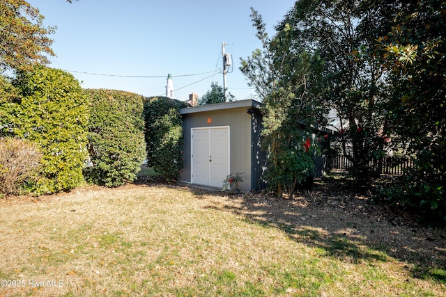 view of yard with a shed