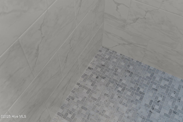 room details featuring tiled shower