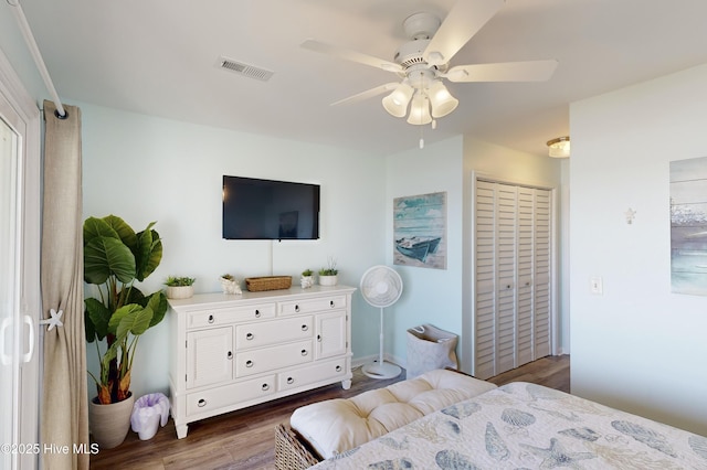 bedroom featuring ceiling fan, dark hardwood / wood-style flooring, and a closet