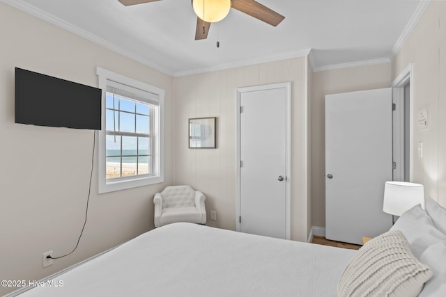 bedroom with crown molding and ceiling fan