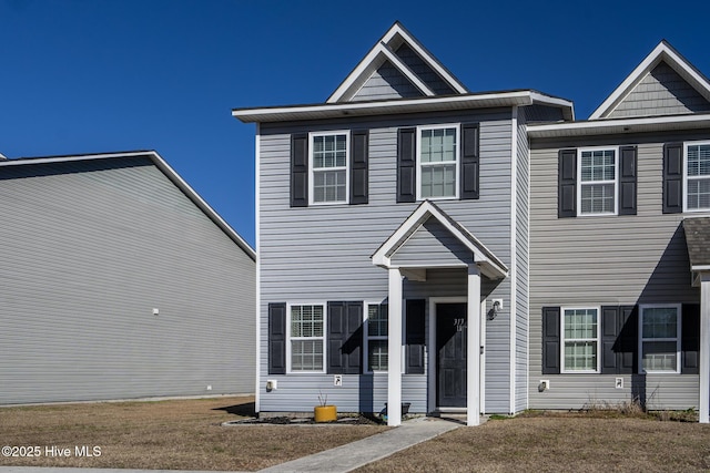 view of front of property featuring a front lawn