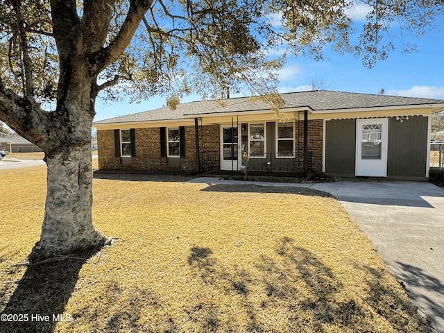 single story home with a porch