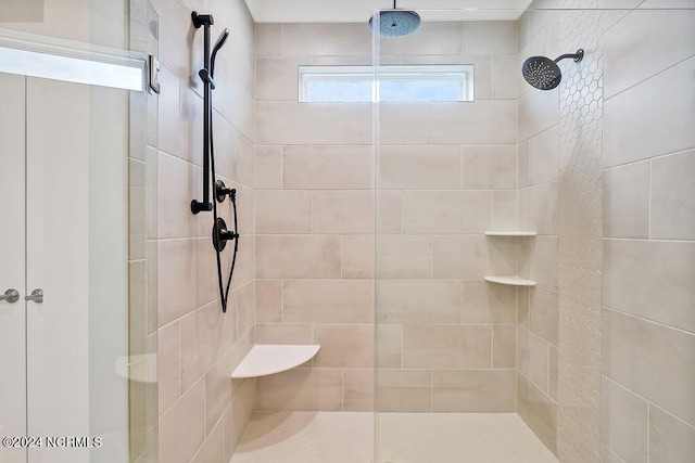 bathroom featuring tiled shower