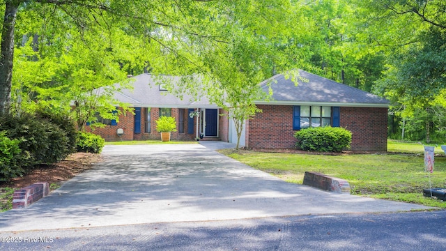 ranch-style home featuring a front lawn