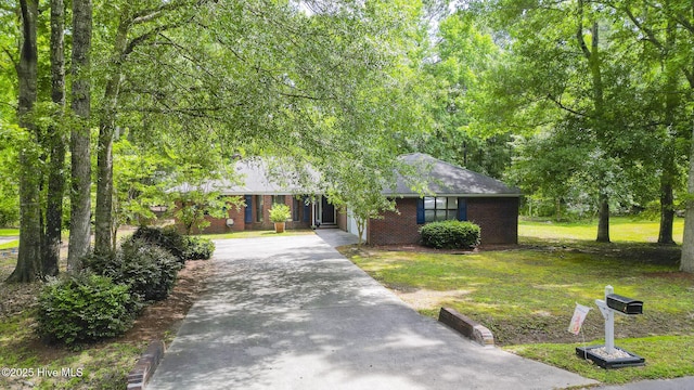 view of front of property featuring a front lawn