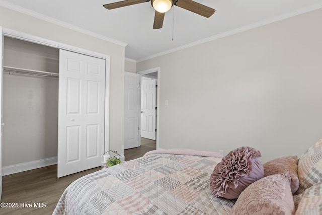 bedroom with baseboards, a ceiling fan, ornamental molding, wood finished floors, and a closet