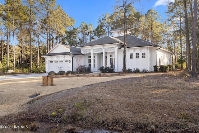 view of front facade with a garage