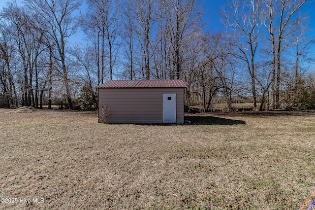 view of yard featuring a storage unit