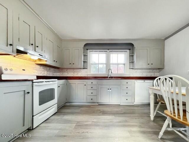 kitchen featuring crown molding, sink, white appliances, and gray cabinets