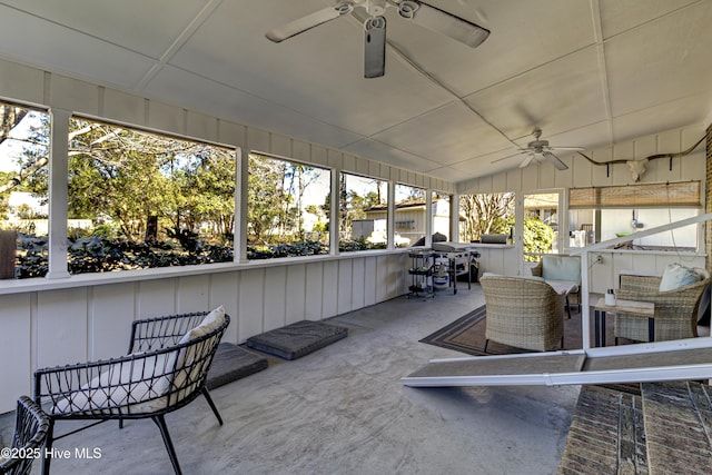 sunroom with ceiling fan