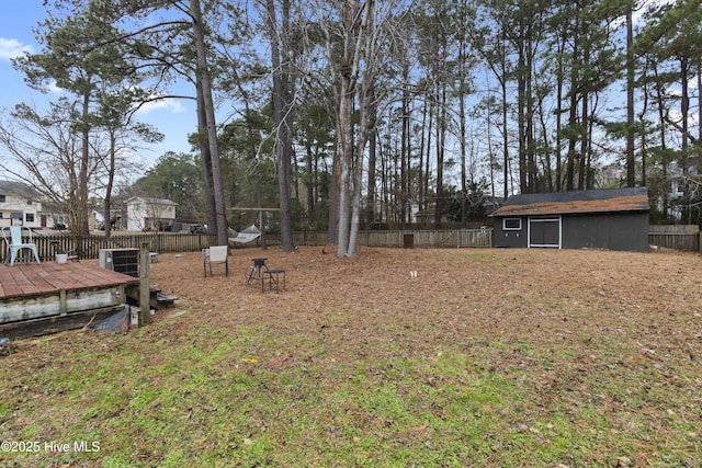 view of yard featuring a storage shed