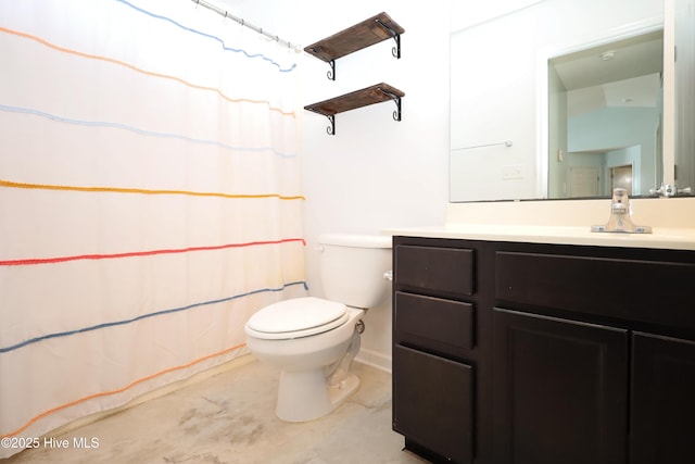 bathroom featuring toilet, a shower with shower curtain, and vanity