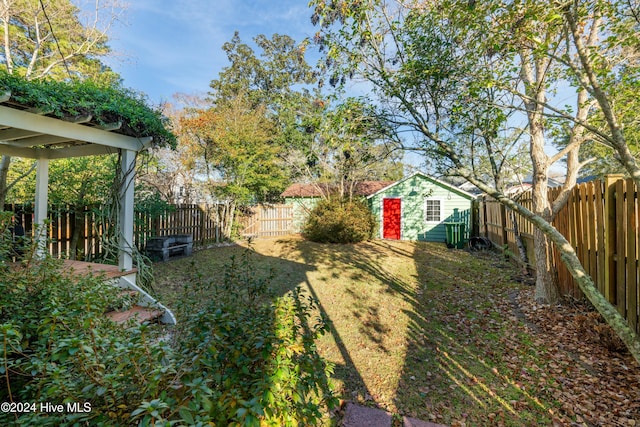 view of yard featuring an outdoor structure