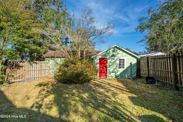 view of yard featuring a shed