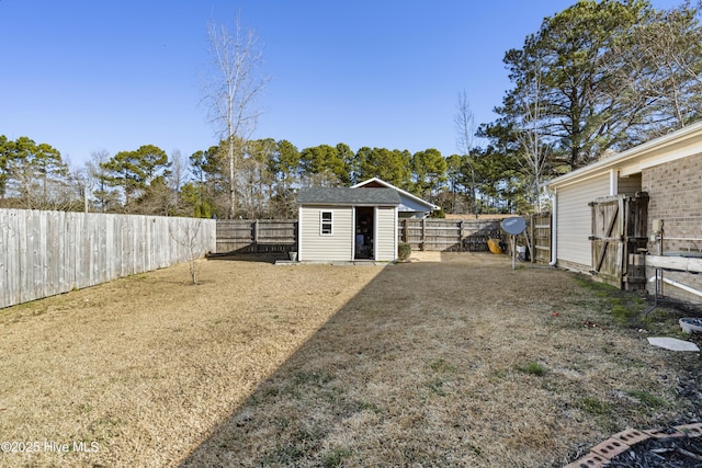 view of yard with a storage unit