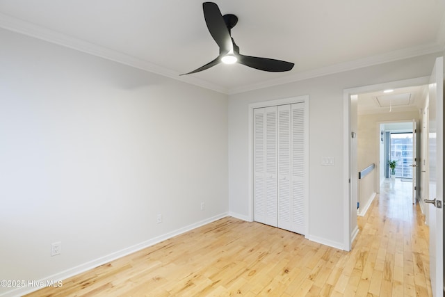 unfurnished bedroom with ceiling fan, ornamental molding, light hardwood / wood-style floors, and a closet