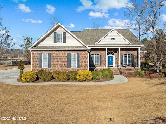 view of front of property featuring a front yard