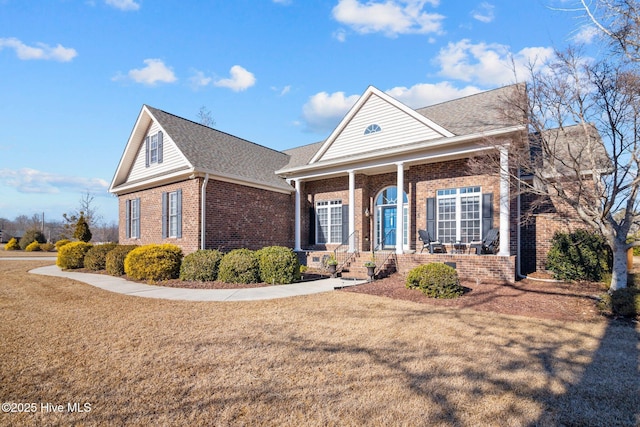 view of front facade featuring a front lawn