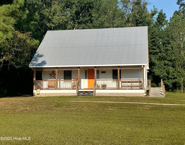 view of front facade with a front lawn and covered porch