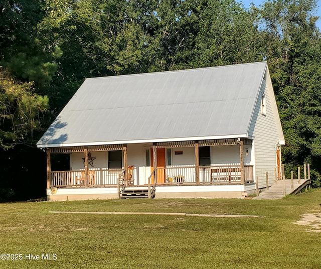 view of front of home with covered porch and a front lawn